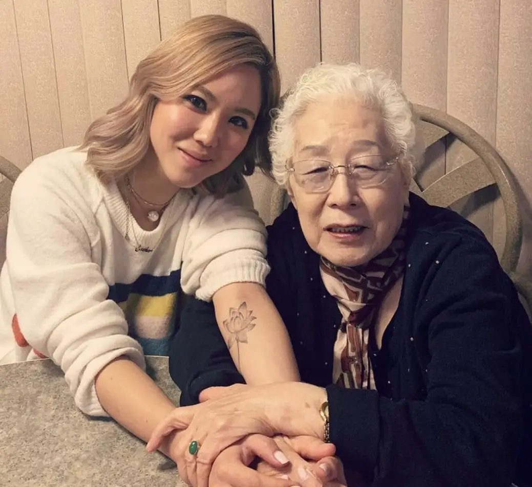 Esther_Choi_with_her_grandmother