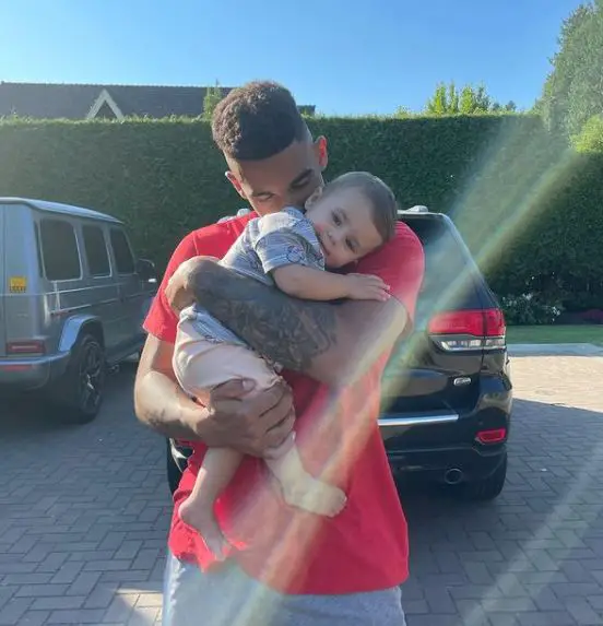 Evander-Kane-with-his-daughter