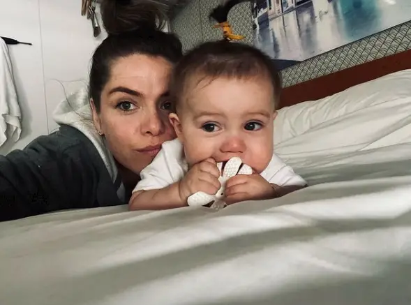 Kaniehtiio-Horn-with-her-child