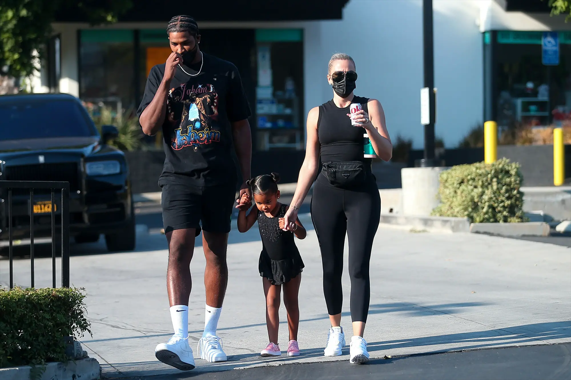 Tristan-Thompson-with-Khloe-Kardashian-and-daughter-True